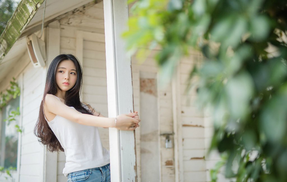 “原来如此，难怪敢硬撼我弩阵，只是不知那滕盾能支撑多久？”魏延闻言点点头，令旗挥动，继续保持着箭簇的射击，同时开始前移，三排人马不断调动着方位，前排的射手将箭匣射空之后，迅速后退，后排射手紧跟着继续射击，形成连绵不断的箭簇压制，而严颜也开始缩小阵型，向这边开来。